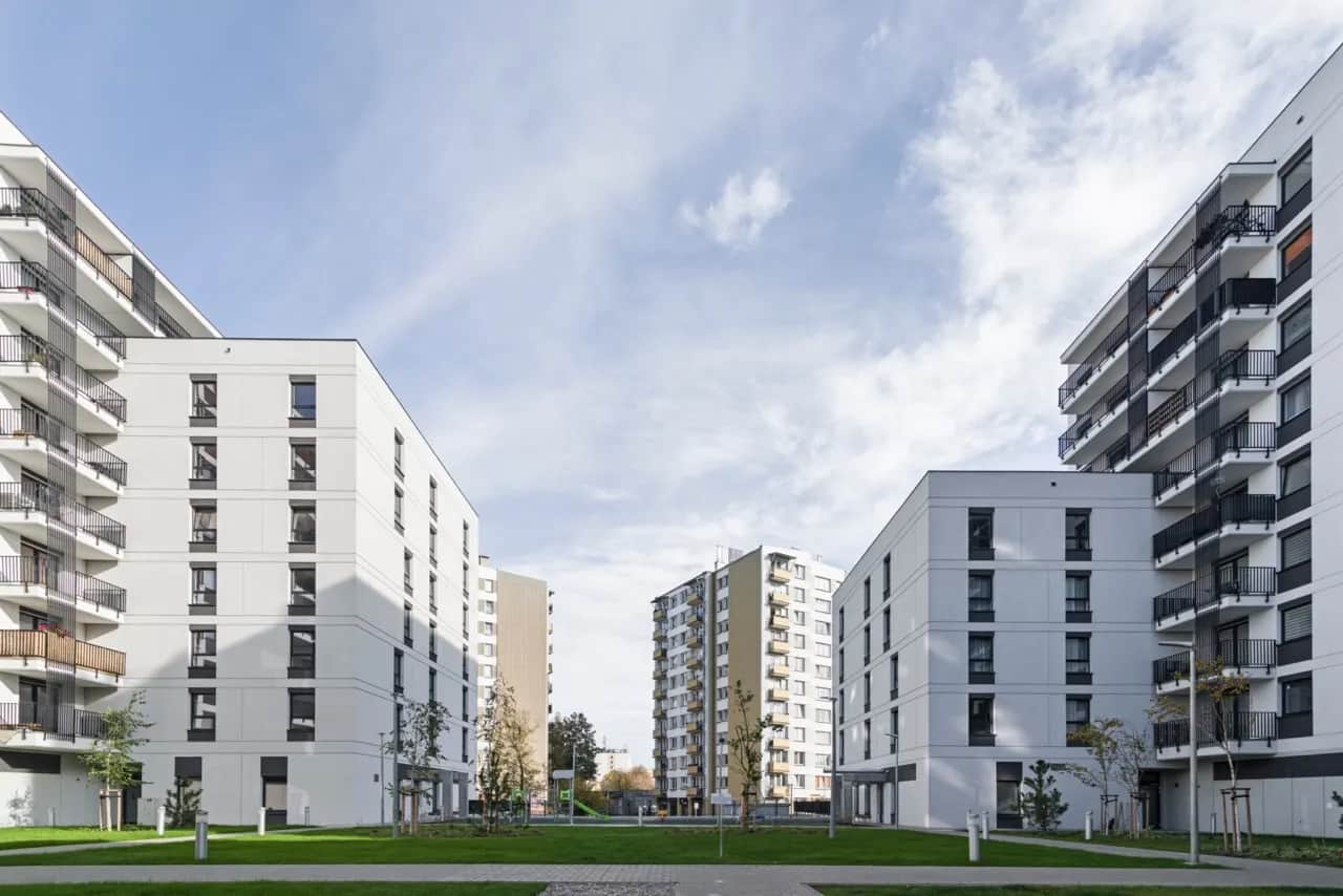 Spółdzielnia vs Wspólnota: Własność, koszty, decyzje co wybierasz?