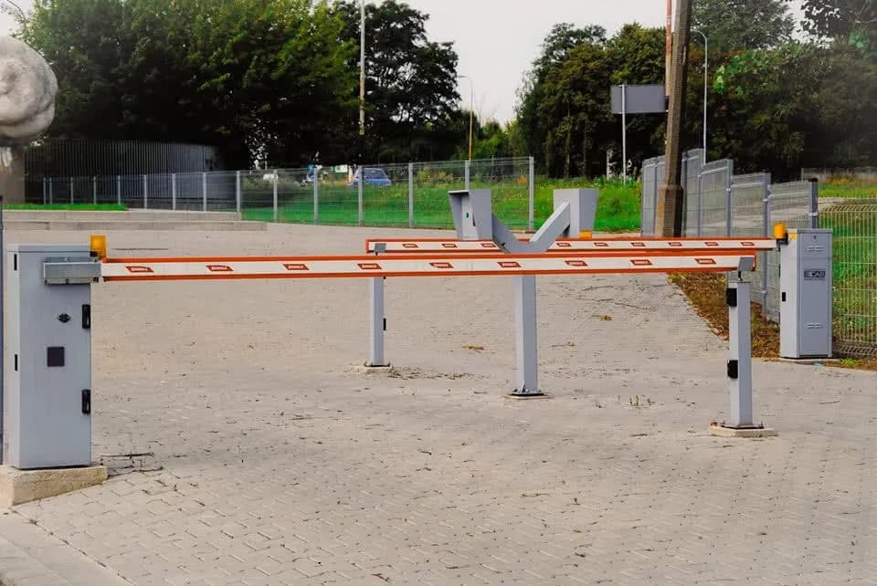 Jak otworzyć szlaban na osiedlu? Sprawdzone metody dostępu